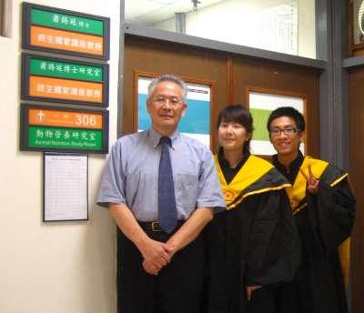2009 (47).jpg - June 5, 2009 靜宜畢業典禮(老師與學生們合影)